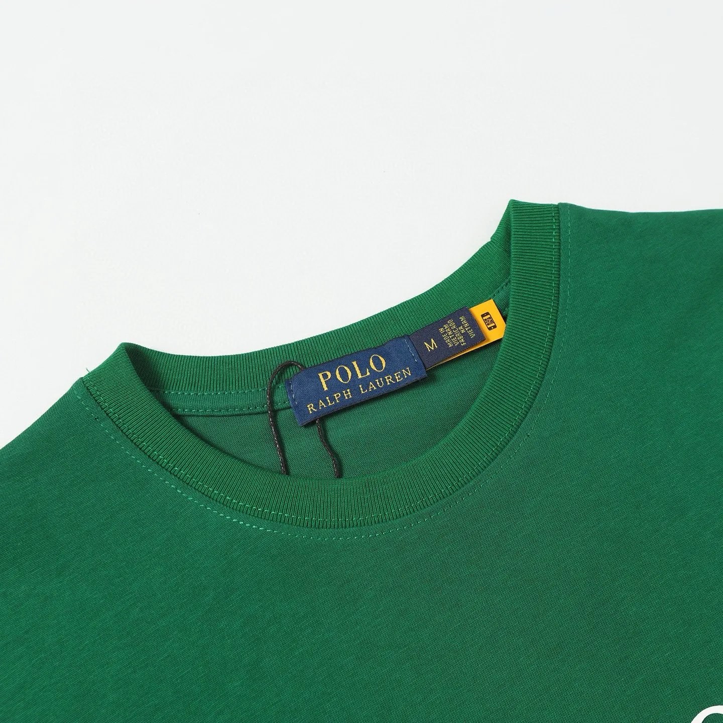 P126 Style number: 508 Ralph Lauren/Ralph Lauren 25ss new summer 3D silicone Polo embossed round neck T-shirt. The main logo on the neck has a QR code mark, which can be scanned for verification. It uses 3D silicone three-dimensional English letter logo embossing to distinguish low-low products on the market. 32 counts, 240g hydrophilic toner, 100% cotton fabric, comfortable and soft, highly breathable, focusing on high-end cost-effectiveness, needless to say good quality. Available in a variety of colors, both boys and girls can try this genderless style, giving them a yuppie tone in no time. Immerse yourself in your leisurely style, and have your own style in retro. Natural, vivid and very French romantic feelings, perfectly integrating youthful atmosphere and trend. Color: off-white, navy blue, dark green, light green Size: S-xL S Shoulder width 44 Bust 104 Sleeve length 23 Clothing length 72 M Shoulder width 45 Bust 108 Sleeve length 24 Clothing length 74 L Shoulder width 46 Bust 112 Sleeve length 25 Clothing length 76 xL Shoulder width 47 Bust 116 Sleeve length 26 Clothing length 78